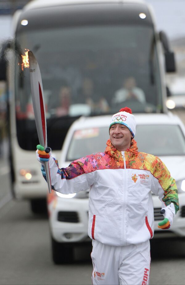 Evgeny Plushenko during the Olympic torch relay in St. Petersburg, Oct. 27, 2013 - Sputnik International