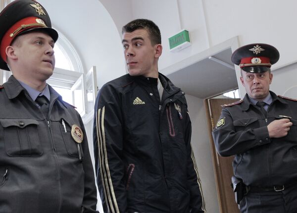Denis Lutskevich (center) escorted by police officers to courtroom in June, 2012 - Sputnik International