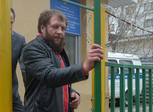 Alexander Emelianenko leaving Moscow court on Oct. 25, 2013 - Sputnik International