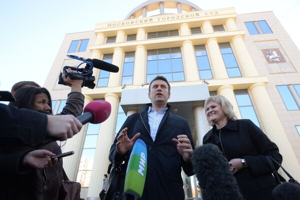 Alexei Navalny (left) with his lawyer after Moscow City Court  turned down a motion to dismiss the case - Sputnik International