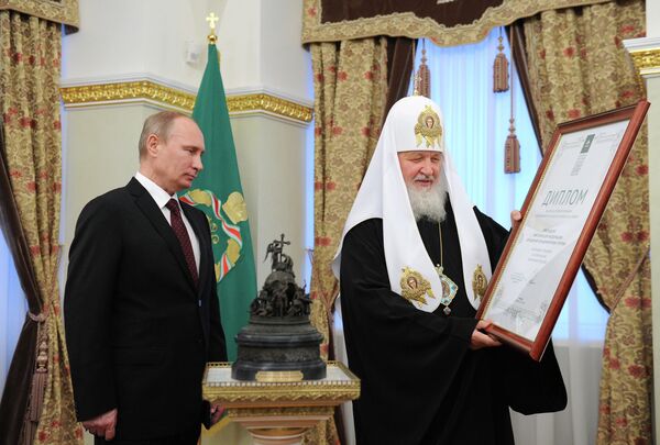 Vladimir Putin (R) and Patriarch Kirill (L) with the prize - Sputnik International