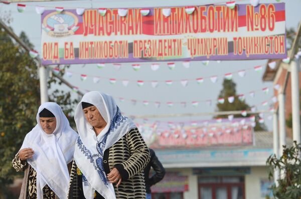Women at a polling station in Dushanbe during the presidential elections in Tajikistan. - Sputnik International