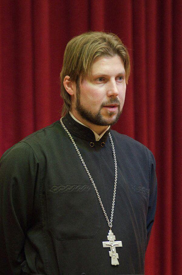 Russian priest Gleb Grozovsky is suspected of abusing two girls, aged nine and 12, in June 2013 - Sputnik International