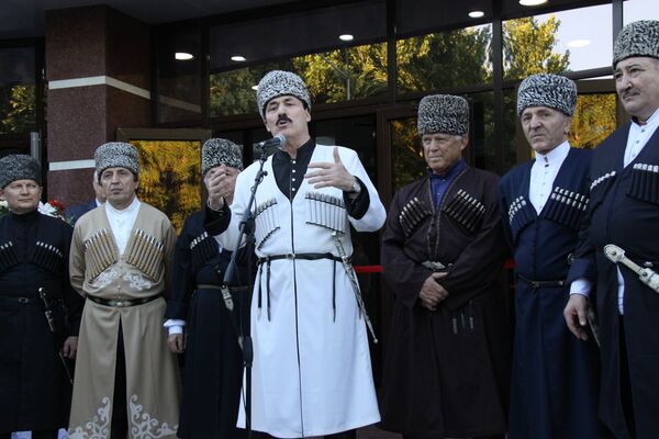 Ramazan Abdulatipov (center) wearing traditional national clothes gives a speech for Constitution Day (archive) - Sputnik International