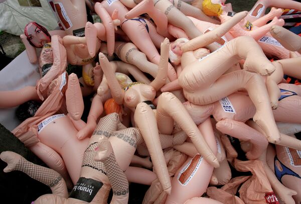 Inflatable sex dolls used in the swimmig race - Sputnik International