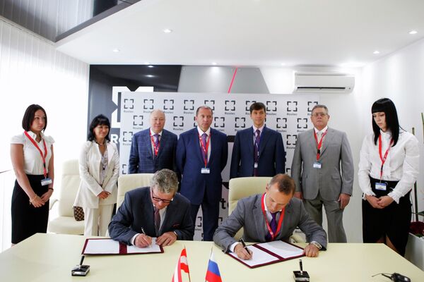 Representatives of Rostec and Diamond Aircraft International during the signing of the cooperation agreement, June 18, 2013 - Sputnik International