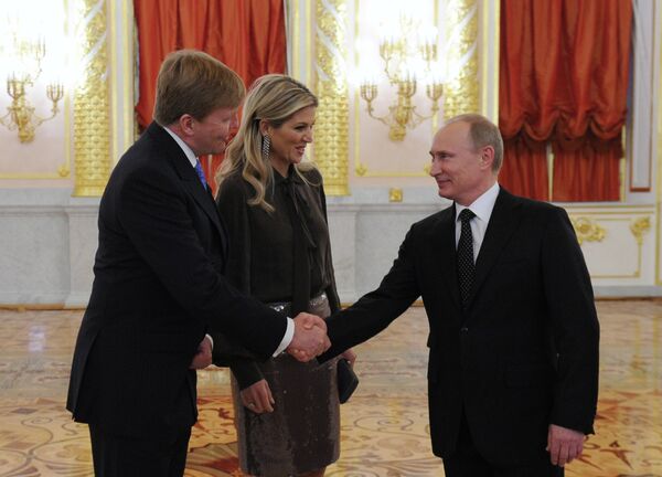 Dutch royal couple (L) with Vladimir Putin (R) - Sputnik International
