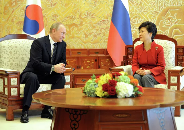 Vladimir Putin meeting South Korean President Park Geun-hye Nov. 13, 2013 - Sputnik International