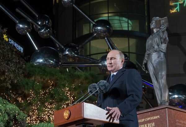 Vladimir Putin at the official unveiling of the Pushkin monument Nov. 13 - Sputnik International