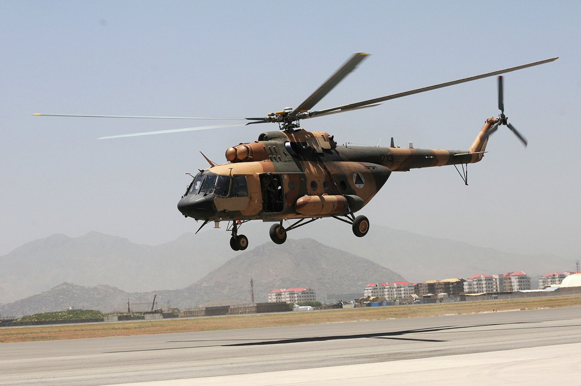 An Afghan Mi-17 helicopter takes off for an air-assault training flight from Kabul International Airport, Afghanistan An Afghan Mi-17 helicopter takes off for an air-assault training flight from Kabul International Airport, Afghanistan - Sputnik International, 1920, 07.04.2025