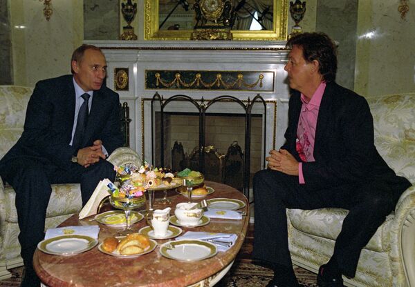 Vladimir Putin and Paul McCartney during their meeting in May 2003 (archive) - Sputnik International