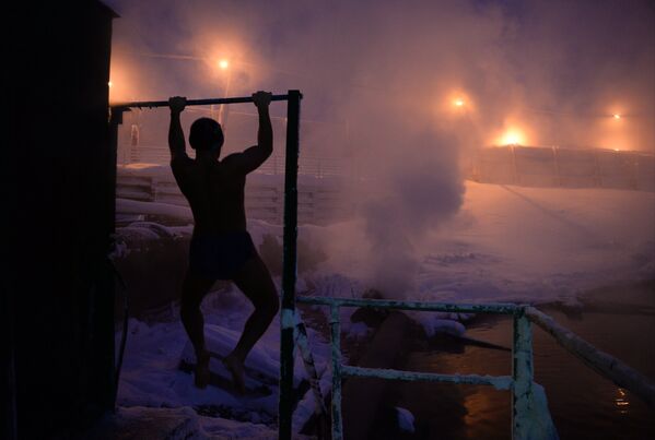 Ice Swimming Season Gets Underway in Russian City of Norilsk - Sputnik International