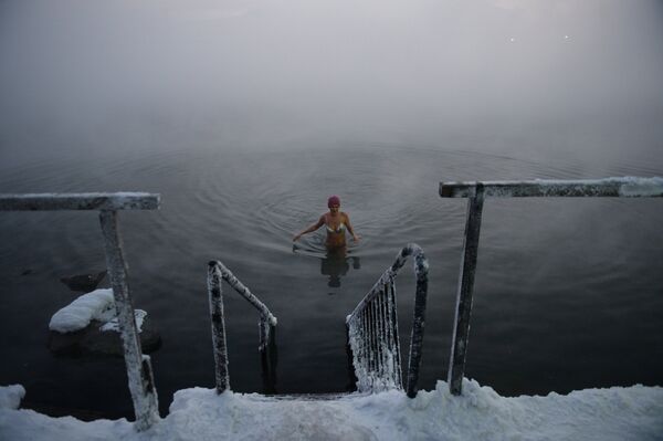 Ice Swimming Season Gets Underway in Russian City of Norilsk - Sputnik International