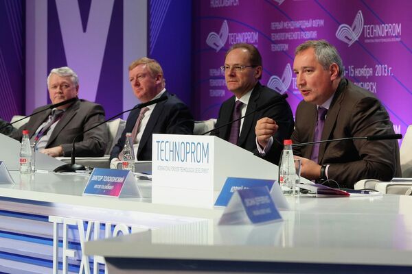 Deputy Prime Minister Dmitry Rogozin (R) at theTechnoprom high-tech industry expo in Novosibirsk, Nov, 15, 2013 - Sputnik International