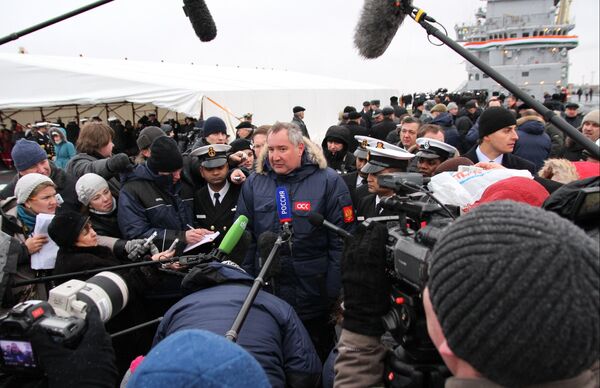 Russia’s deputy prime minister Dmitry Rogozin (center) in Severosvinsk, Nov. 16, 2013 - Sputnik International