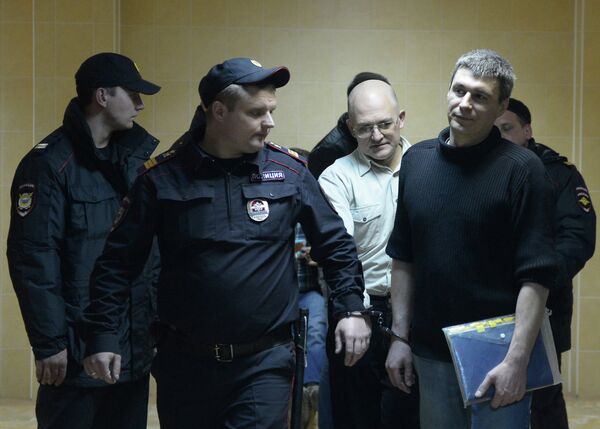Sergei Krivov (left) and Artyom Savelov (right) escorted to court in May 2012 - Sputnik International