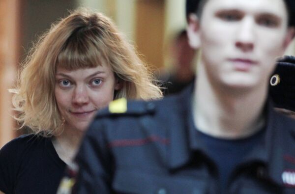The activist from Finland being escorted to court - Sputnik International