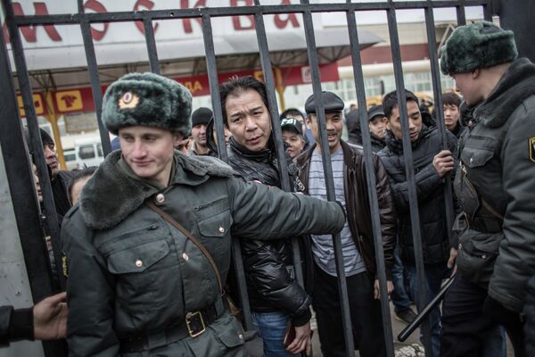 Police Detain Over 1,000 in Latest Moscow Market Sweep - Sputnik International