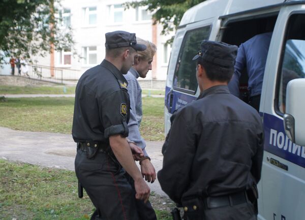 Sergei Pchelintsev being escorted to a detention facility in Aug. 2013 - Sputnik International