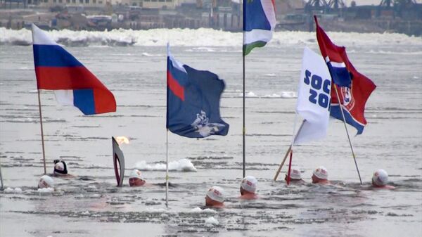 Russian Ice Swimmers Carry Olympic Torch Through Amur River’s Icy Waters - Sputnik International