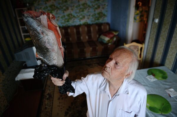 A Torch Made of Fish: Siberian Centenarian Trains for Olympic Relay - Sputnik International