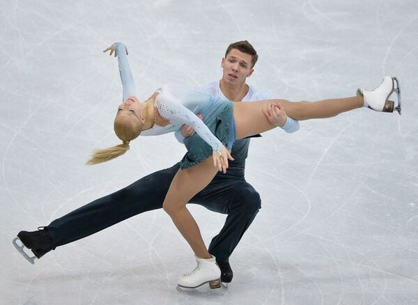 Ice Dance: Bobrova, Soloviev Twirl to Victory at Cup of Russia - Sputnik International