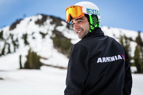Born to Armenian parents in California, American skier Arman Serebrakian will race for the former Soviet republic at the Winter Olympics in Sochi next year. - Sputnik International