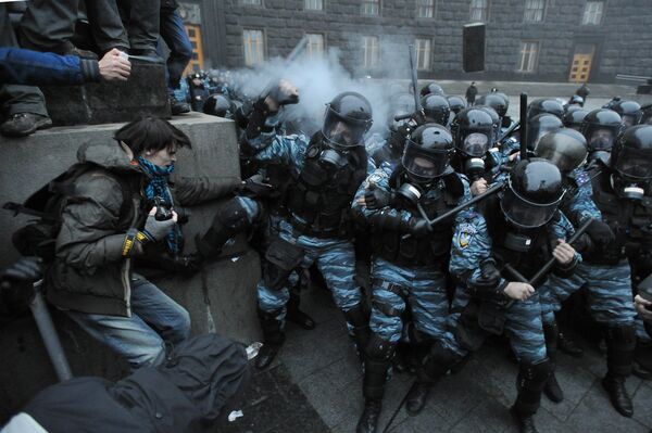 Protesters clash with riot police in Kiev, November 25, 2013 - Sputnik International