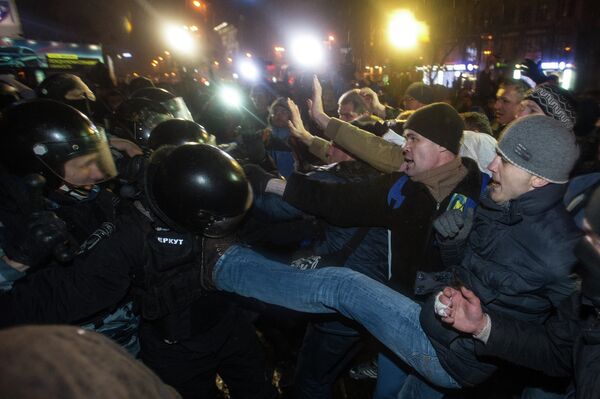 Protesters clash with riot police in Kiev, November 25, 2013 - Sputnik International