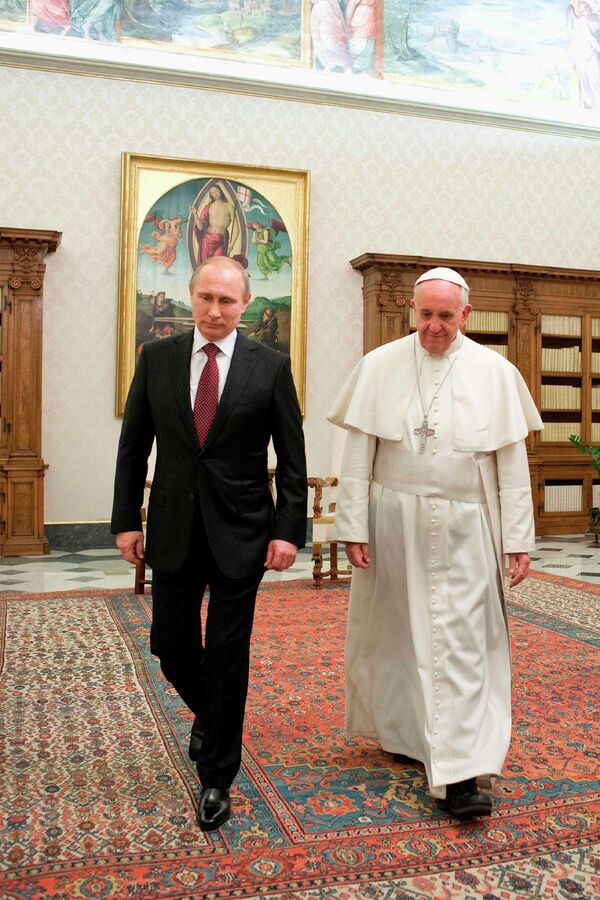 Pope Francis meets Russian President Vladimir Putin during a private audience at the Vatican, November 25, 2013 Pope Francis meets Russian President Vladimir Putin during a private audience at the Vatican, November 25, 2013 - Sputnik International