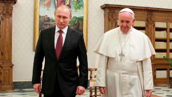 Pope Francis meets Russian President Vladimir Putin during a private audience at the Vatican, November 25, 2013 - Sputnik International