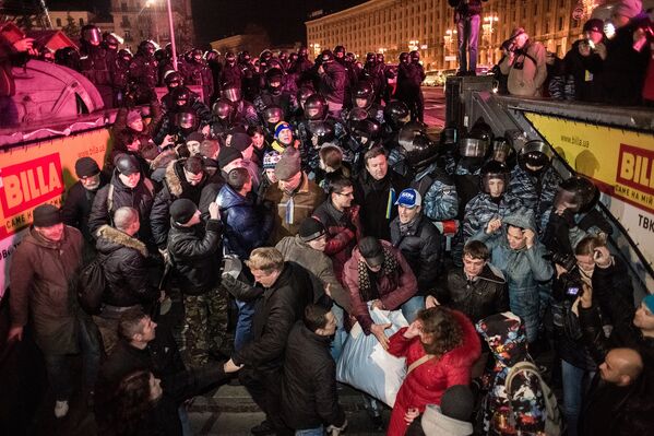 Riot Police Descend on Kiev Protests - Sputnik International