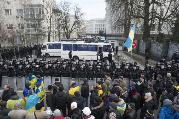 Protestors trying to blockade key government buildings in Kiev - Sputnik International