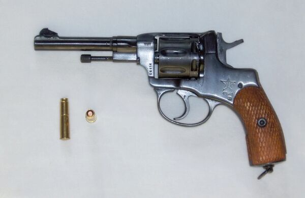 A Nagant M1895 Revolver - Sputnik International