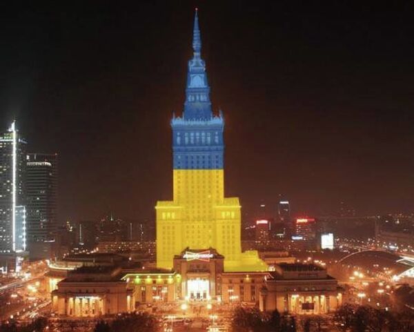 Poland Lights Up Tallest Building in Colors of Ukrainian Flag - Sputnik International