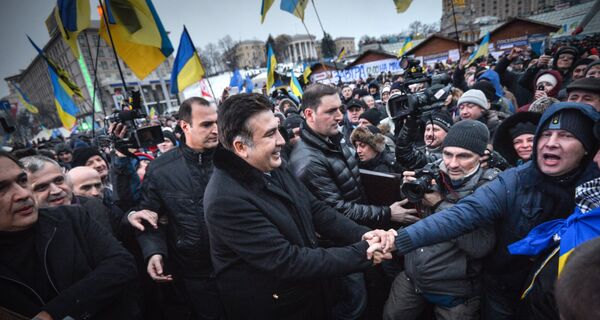 Former Georgian President Mikheil Saakashvili (C) meets pro-European integration protestors in Independence square in Kiev - Sputnik International