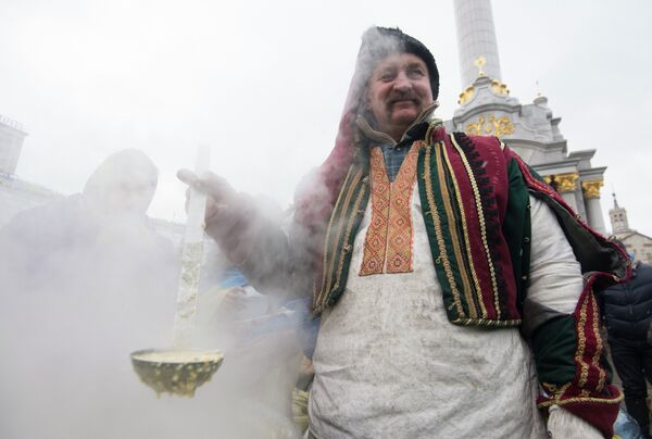 Man in national costume tries hot porridge on Independence square, Dec. 8, 2013 Man in national costume tries hot porridge on Independence square, Dec. 8, 2013 - Sputnik International