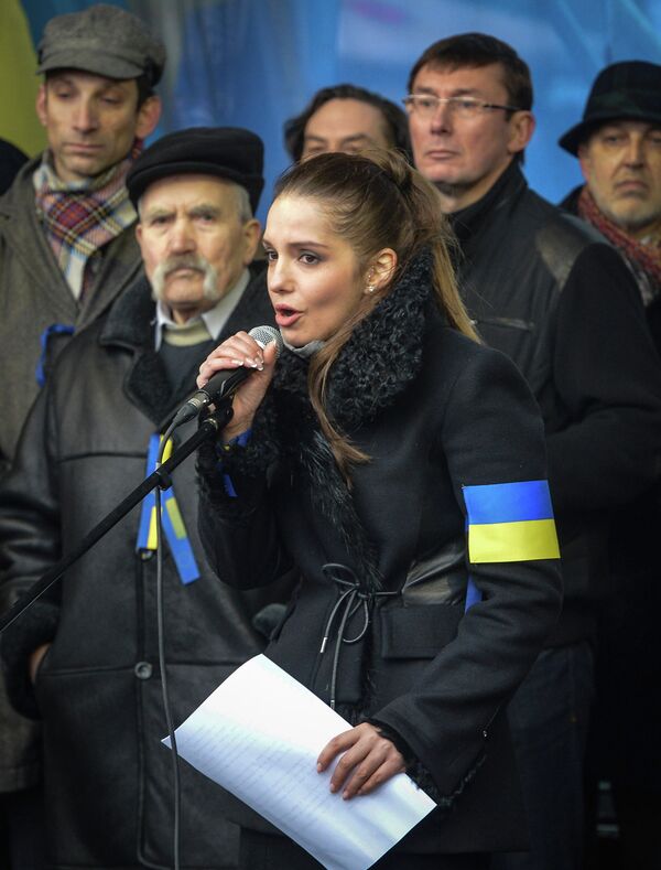 Yevhenia Tymoshenko reading out jailed Yulia Tymoshenko's message during the rally in Kiev, Dec. 8, 2013 Yevhenia Tymoshenko reading out jailed Yulia Tymoshenko's message during the rally in Kiev, Dec. 8, 2013 - Sputnik International