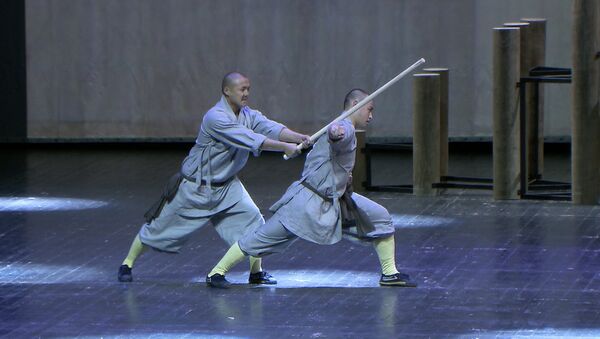 Shaolin Monks Break Sticks on Each Other in Moscow Show - Sputnik International
