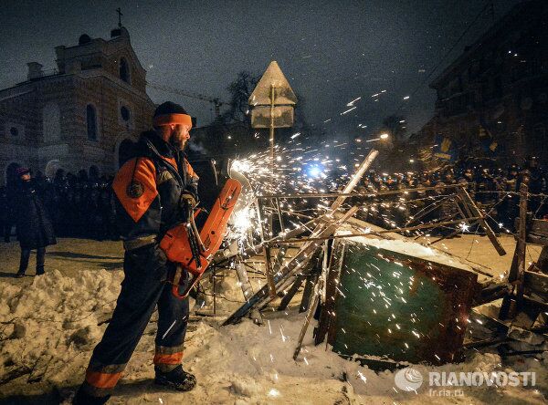 Removing Protesters’ Barricades in Kiev - Sputnik International