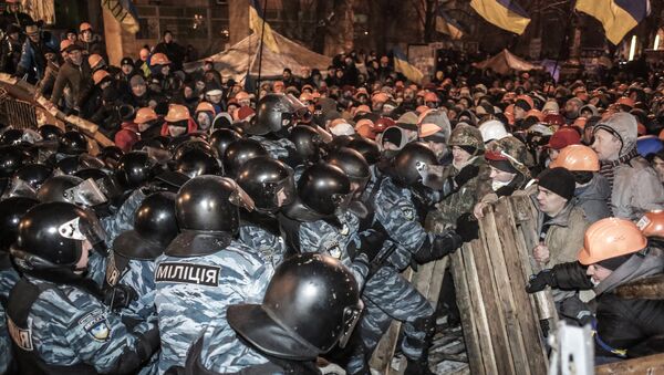 Ukrainian policemen clash with Euromaidan supporters in Kiev. - Sputnik International