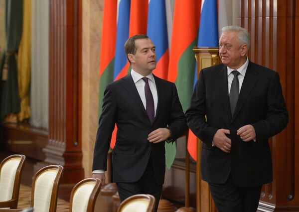 Dmitry Medvedev and Mikhail Myasnikovich - Sputnik International