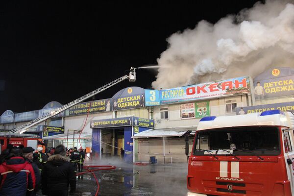 Firefighters Extinguish Blaze at Major Moscow Market - Sputnik International
