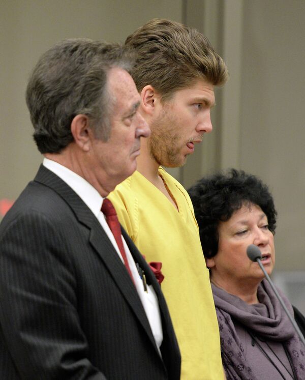 Colorado Avalanche goalie Semyon Varlamov, standing between his attorney Jack Rotole, left, and a Russian interpreter, appears in court in Denver on Thursday, Oct. 31, 2013 - Sputnik International
