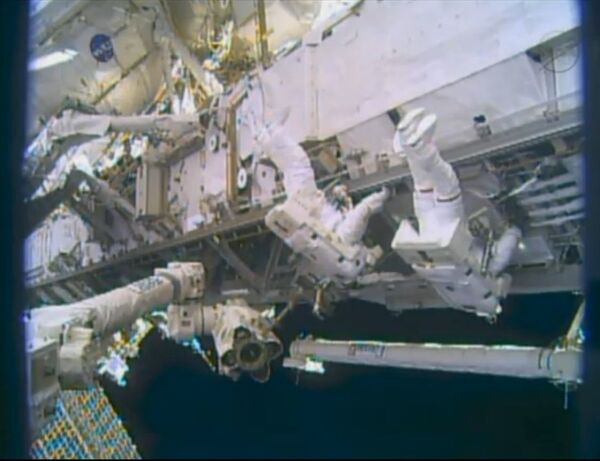 Astronauts Mike Hopkins and Rick Mastracchio finishing repairing a cooling system at the International Space Station - Sputnik International