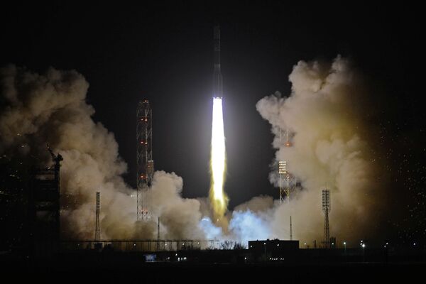 Proton Rocket Rolls Out to Launchpad Carrying Telecom Sats - Sputnik International