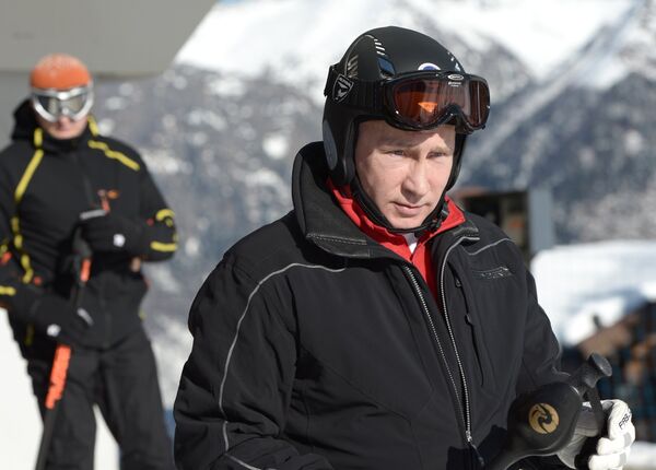 Putin Tries Out Olympic Slopes in Ski Trip to Sochi - Sputnik International