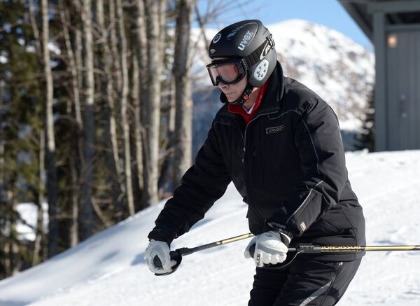 Putin Tries Out Olympic Slopes in Ski Trip to Sochi - Sputnik International