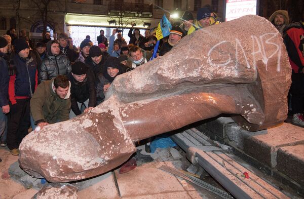 In December protesters knocked a statue of Lenin to the ground in the center of Kiev - Sputnik International