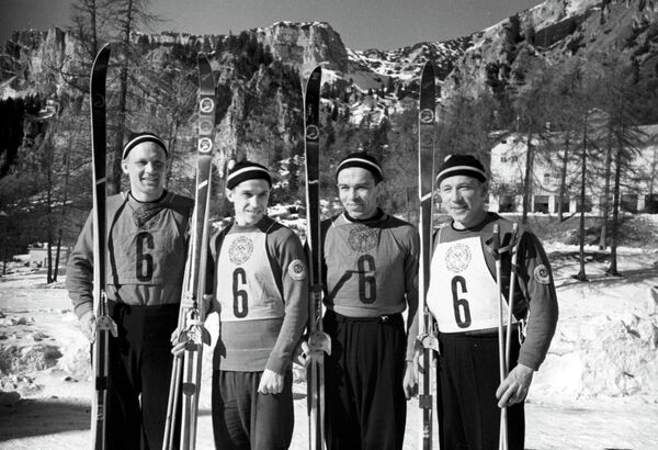Soviet skiers who won gold in men's 4x10 kilometer cross-country relay at the 1956 Winter Olympics in Cortina d'Ampezzo - Sputnik International